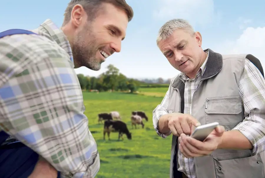 Photo d'agriculteurs avec une solution technologique
