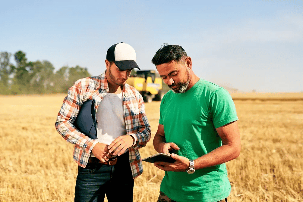 Image de 2 experts en agriculture